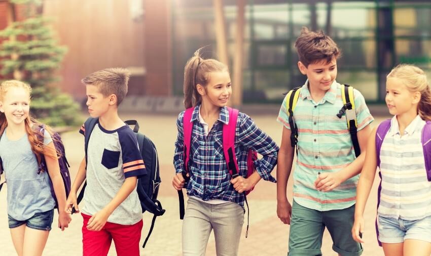 Junge Schüler auf Schulhof