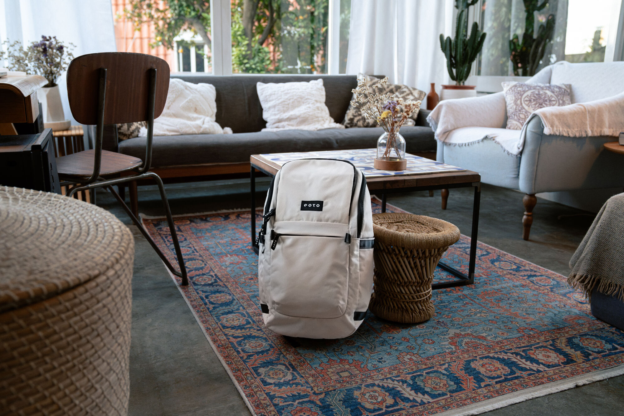 eoto rucksack easy27 stehend im zimmer
