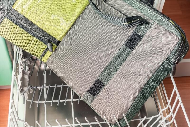 Schultasche in die Spülmaschine