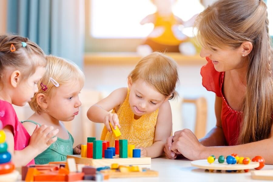 Kindergartenkinder spielen zusammen