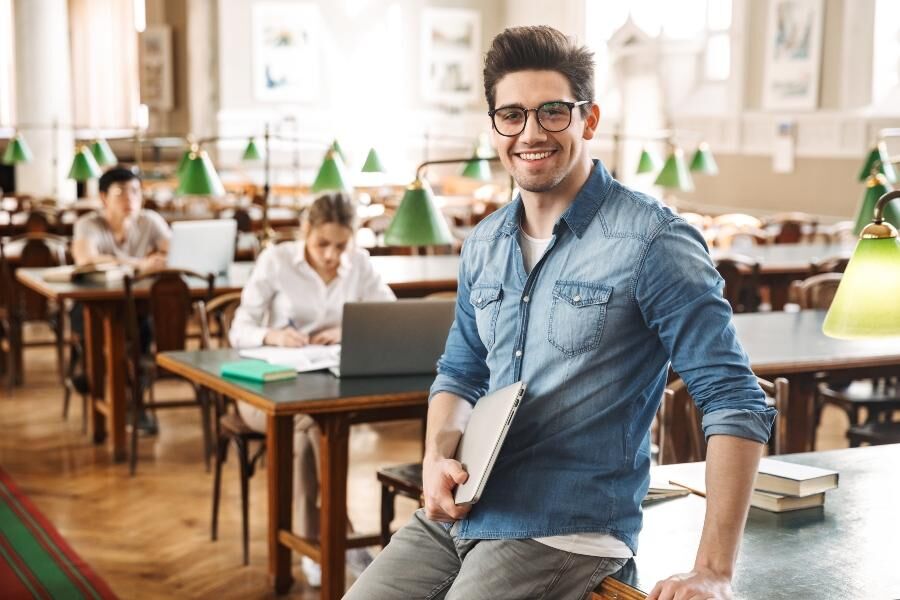 Der empfindliche Laptop sollte im Studenten-Rucksack gut vor Stößen geschützt sein Stauraum Studenten-Rucksack mit Laptopfach