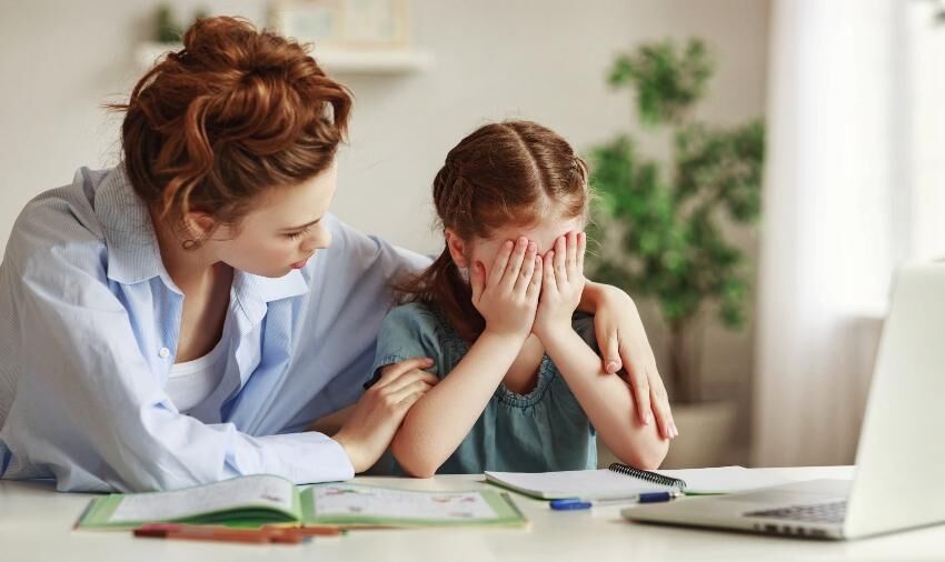 Mutter tröstet ihre Tochter - Mutter ergründet warum das Kind keine Lust auf Schule hat
