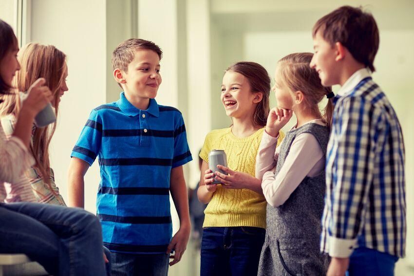 Kinder unterhalten sich in der Pause