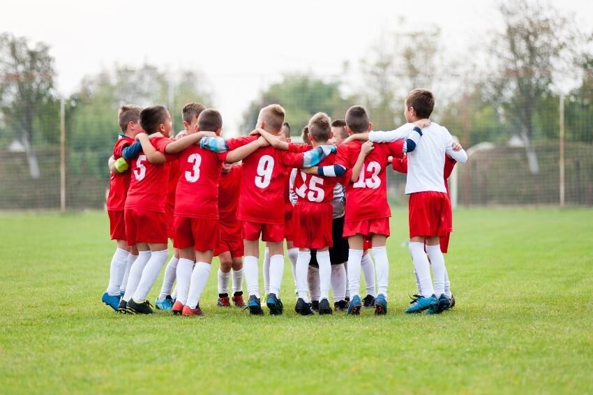 Sport ist nicht nur für die körperliche Entwicklung positiv - er fördert auch Gemeinsinn und Verantwortungsgefühl Junge Fußballmannschaft