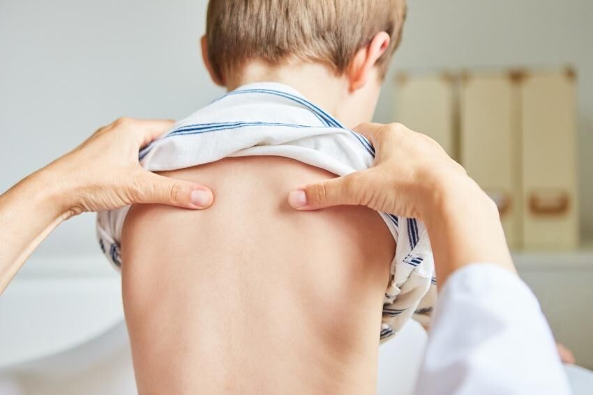 Gerade bei Kindern muss man bei Rucksäcken auf Gewicht und Ergonomie achten Kind beim Orthopäden