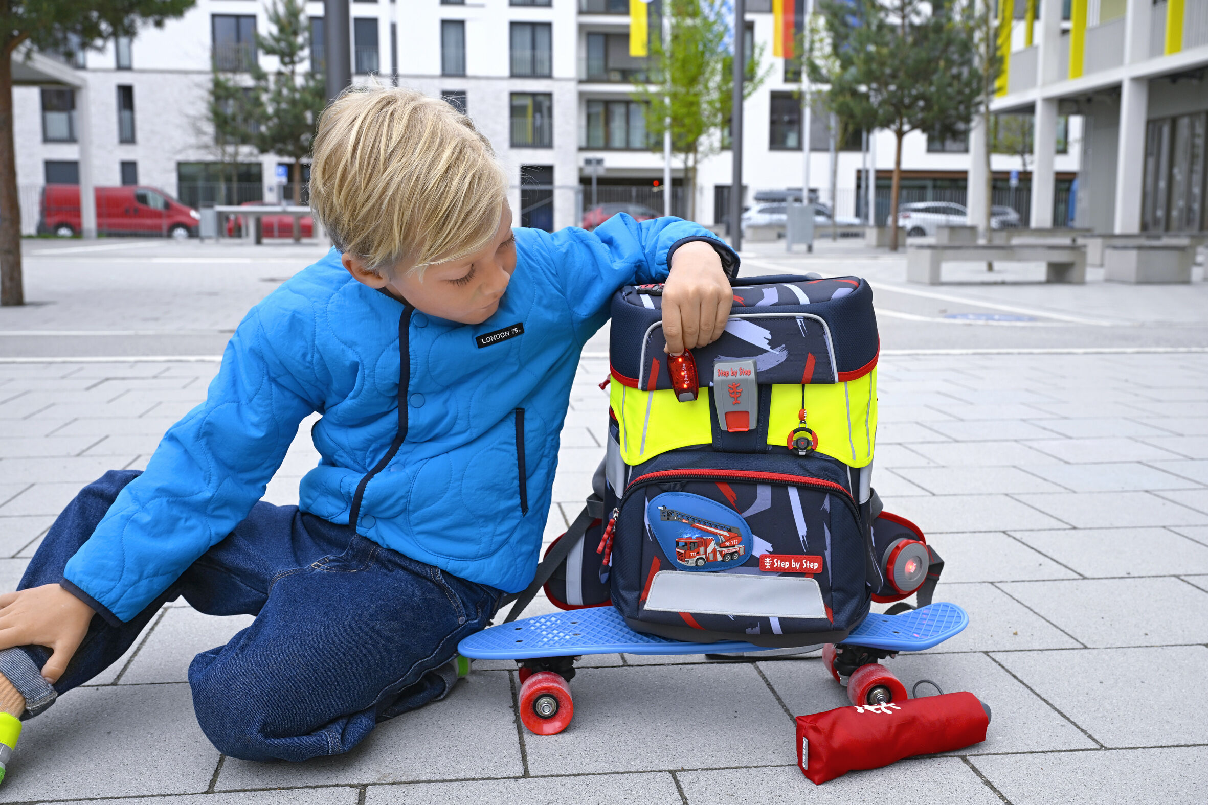 Schulranzen mit Blinklicht Junge, Kind, Männlich, Person, Skateboard