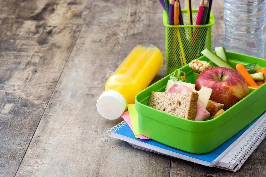 Nicht nur Schulhefte müssen im Ranzen Platz finden, sondern auch Pausenbrot und Trinkflasche Schulhefte, Pausenbrot und Trinkflasche
