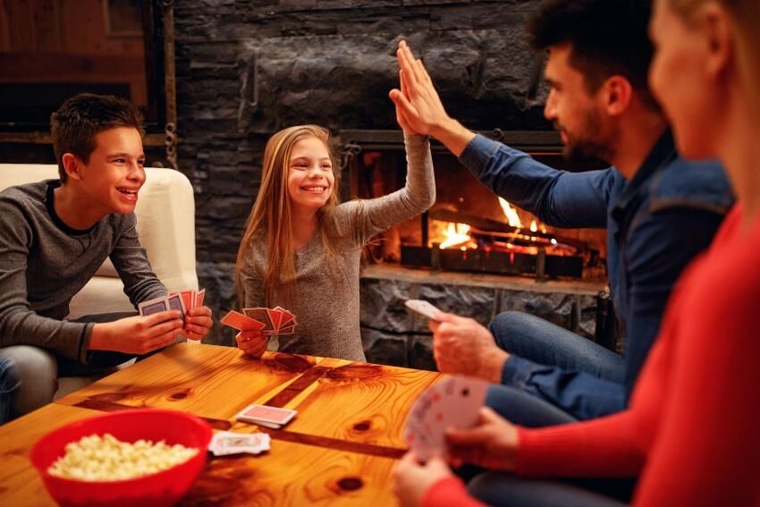 Regelmäßige Spielabende mit der ganzen Familie sind eine tolle Sache Familie spielt Kartenspiel