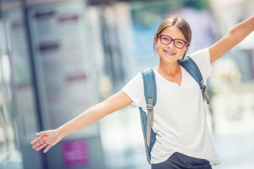 Entscheidend ist, dass sich das Kind mit dem Schulranzen wohlfühlt Glückliches Mädchen mit Schulranzen - wann soll man den Schulranzen wechseln?
