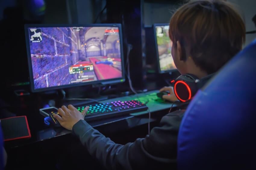 Junge spielt am Computer