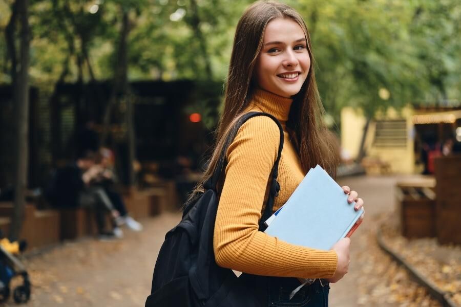 Der Studenten-Rucksack sollte wetterfest sein und keine Feuchtigkeit durchlassen Studenten-Rucksack mit Laptopfach wetterfest