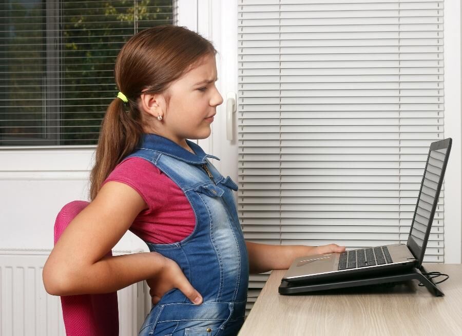 Rückenschmerzen bei Kindern durch die falsche Haltung oder zu langes Sitzen Rueckenschmerzen bei Kindern durch langes Sitzen aktion-gesunder-ruecken