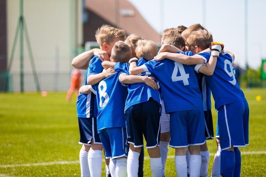 Kinder spielen Fußball