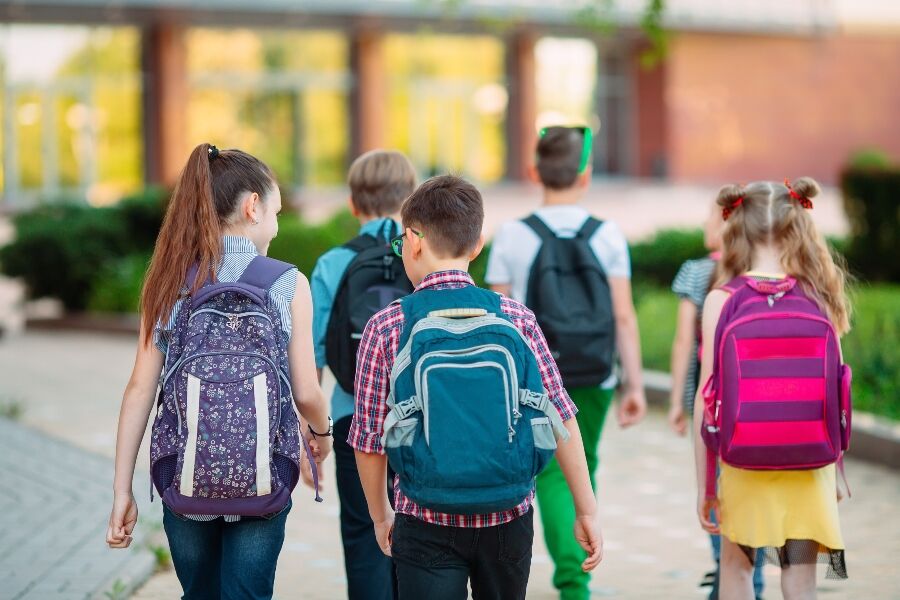 Gruppe von Kindern, die zusammen zur Schule gehen