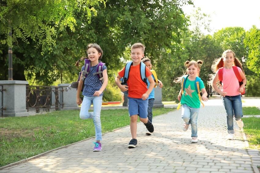 Ein Schulranzen muss vielen verschiedenen Anforderungen genügen - eine gute Auswahl ist wichtig Kinder rennen mit Schulranzen auf dem Schulweg - Schulranzenvergleich beim Neukauf