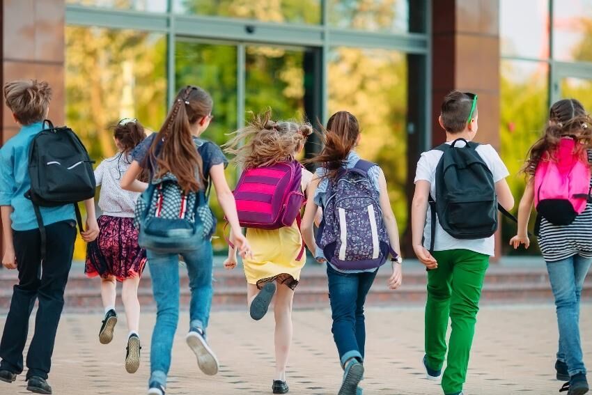 Kinder mit Schulranzen