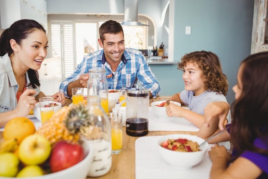 Regelmäßiges, ritualisiertes Verhalten fördert bei Kindern das Gefühl für Struktur Junge Familie beim Frühstücken