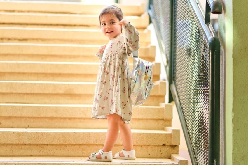 Junges Kind mit Schulranzen in der Schule - Letztes Kindergartenjahr sinnvoll nutzen