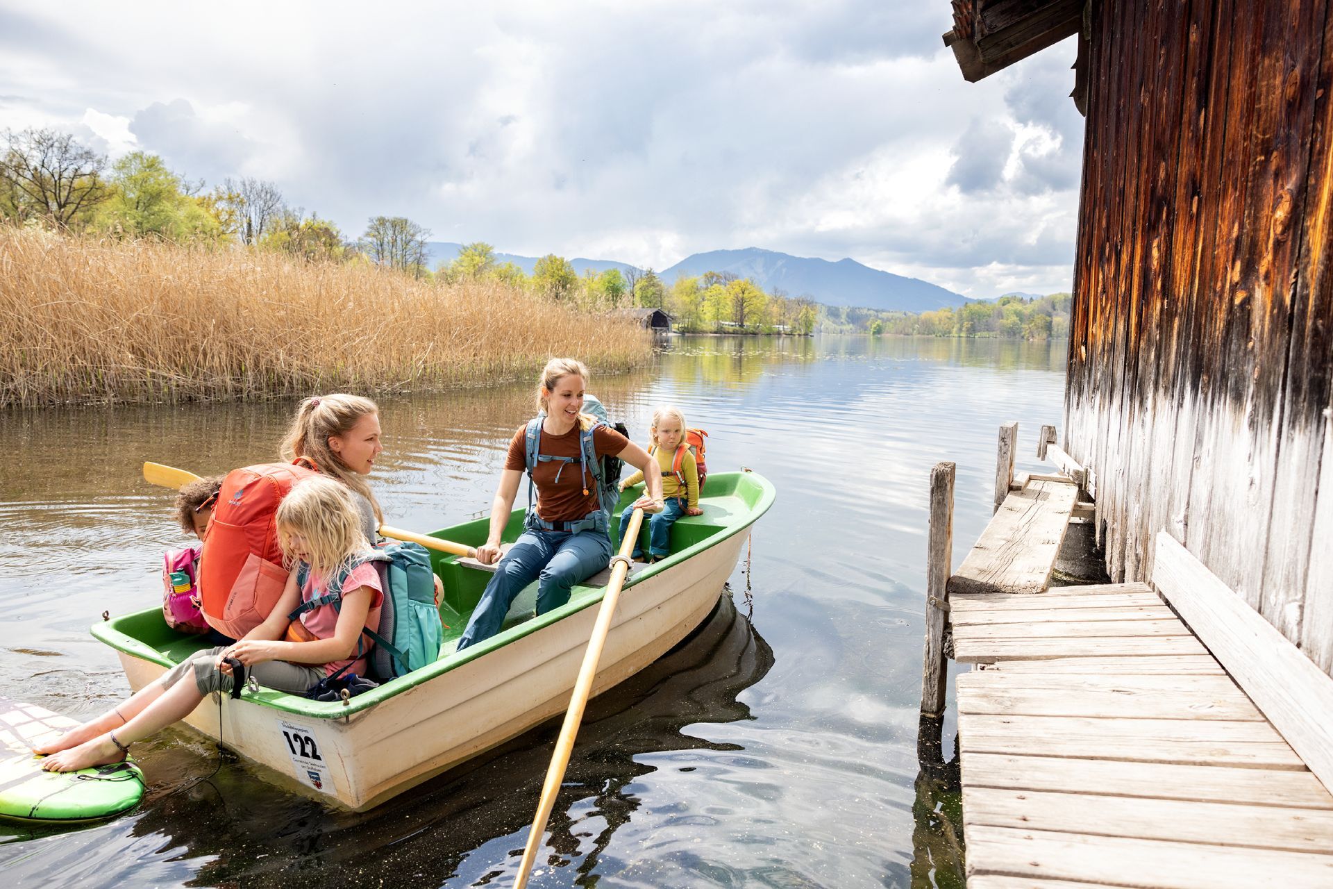 idealer wanderucksack kinder beim wandern im boot