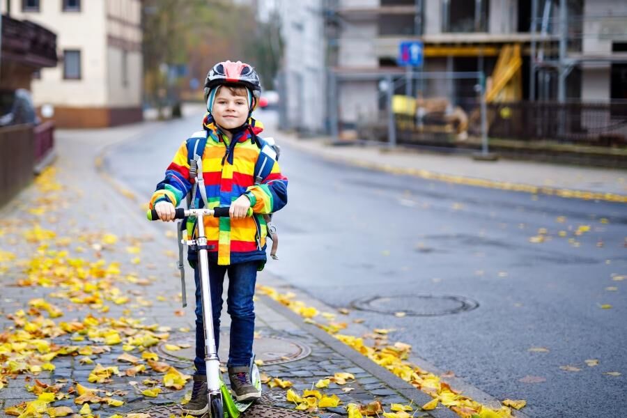 Helle und bunte Farben fallen auf Schulranzen mit Licht Helle und bunte Farben fallen auf