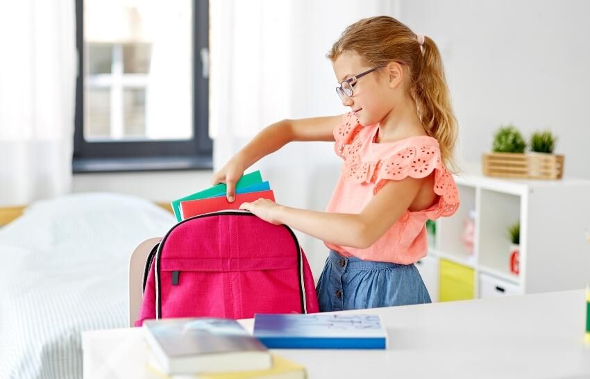 Schülerin packt Schulranzen - Schulranzen mit viel Stauraum