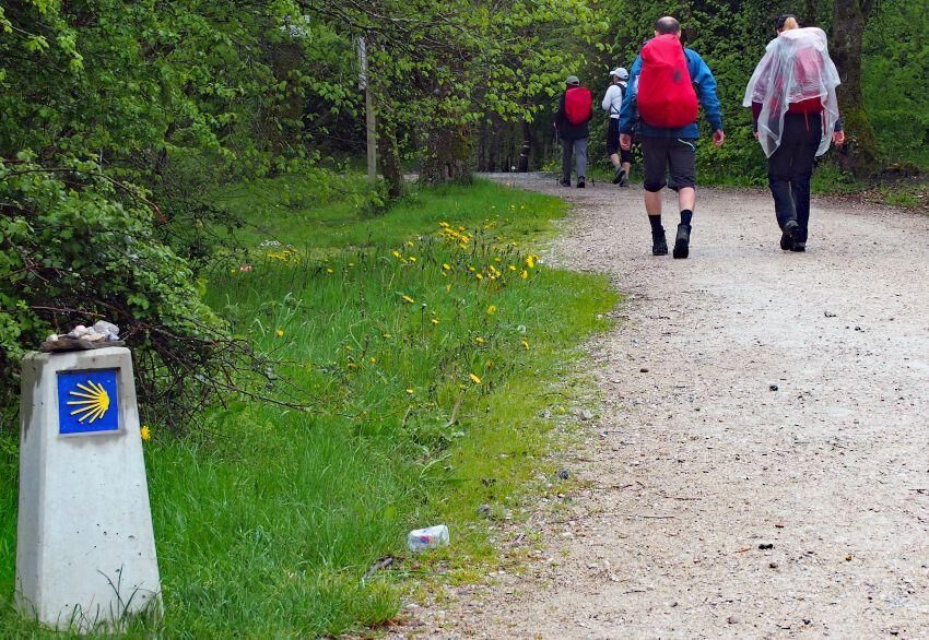 Eine lange Wanderung wie der Jakobsweg hat natürlich besondere Anforderungen an den Rucksack Menschen pilgern auf dem Jakobsweg
