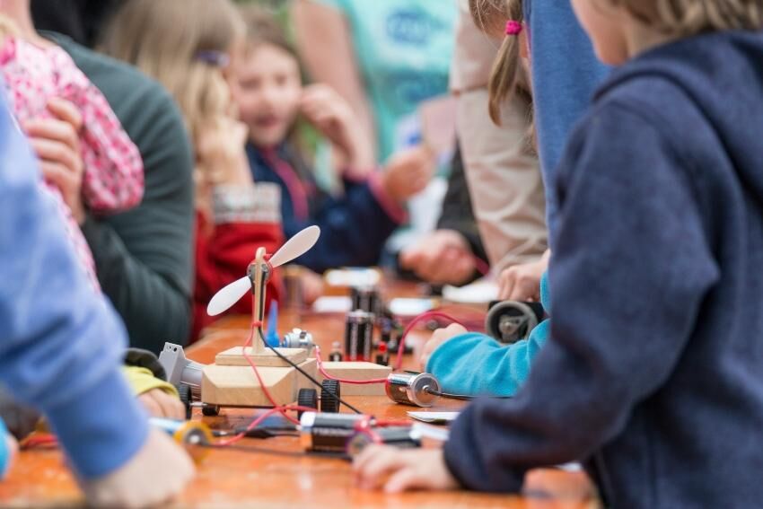 Werkunterricht bereitet auf handwerkliche Berufe vor und bringt Kindern wichtige Fähigkeiten bei Werkunterricht in der Schule