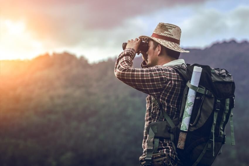 Ein Wanderrucksack sollte ergonomisch geformt sein Mann mit einem Wanderrucksack