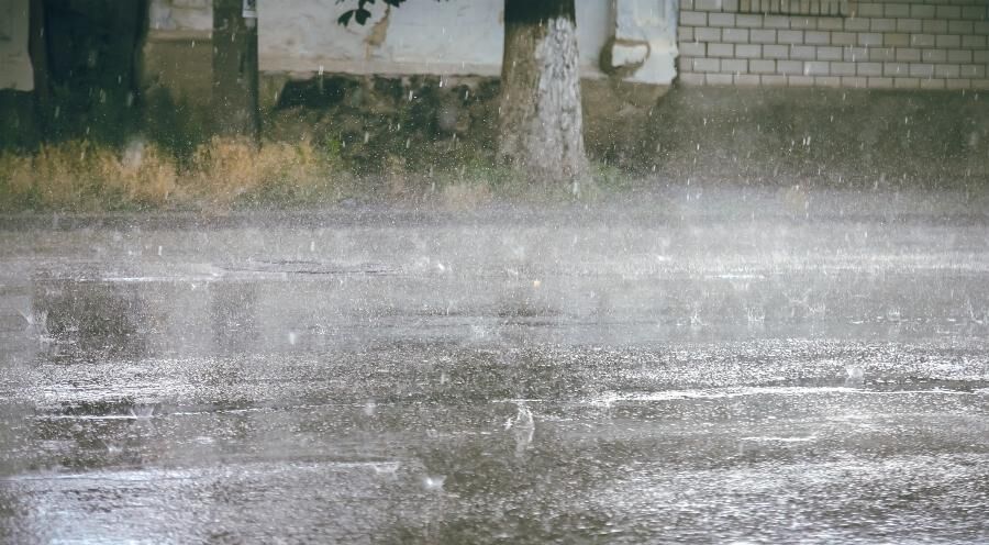 Strömender Regen auf dem Schulweg stroemender-regen-schulweg