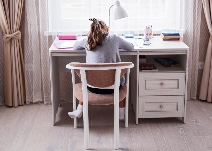 Aufgeräumtes Zimmer und aufgeräumter Geist gehen oft Hand in Hand Schülerin lernt am Schreibtisch