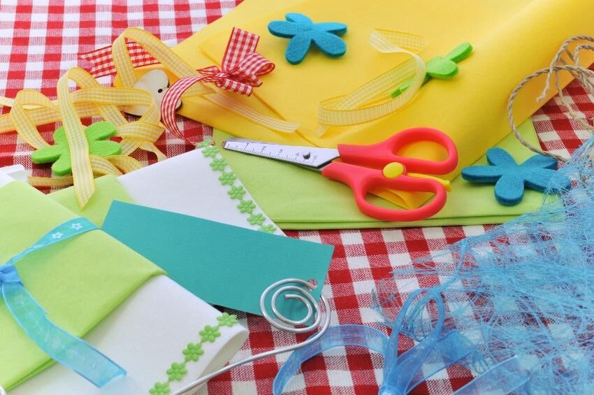 Es darf auch gebastelt werden - Hauptsache ist, der Umgang mit verschiedenen Werkstoffen wird gelehrt Bastelmaterialien